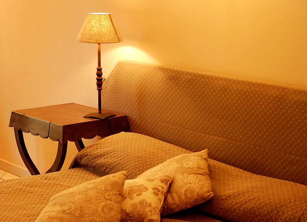 Hotel Les Mazets Des Roches Tarascon Room photo