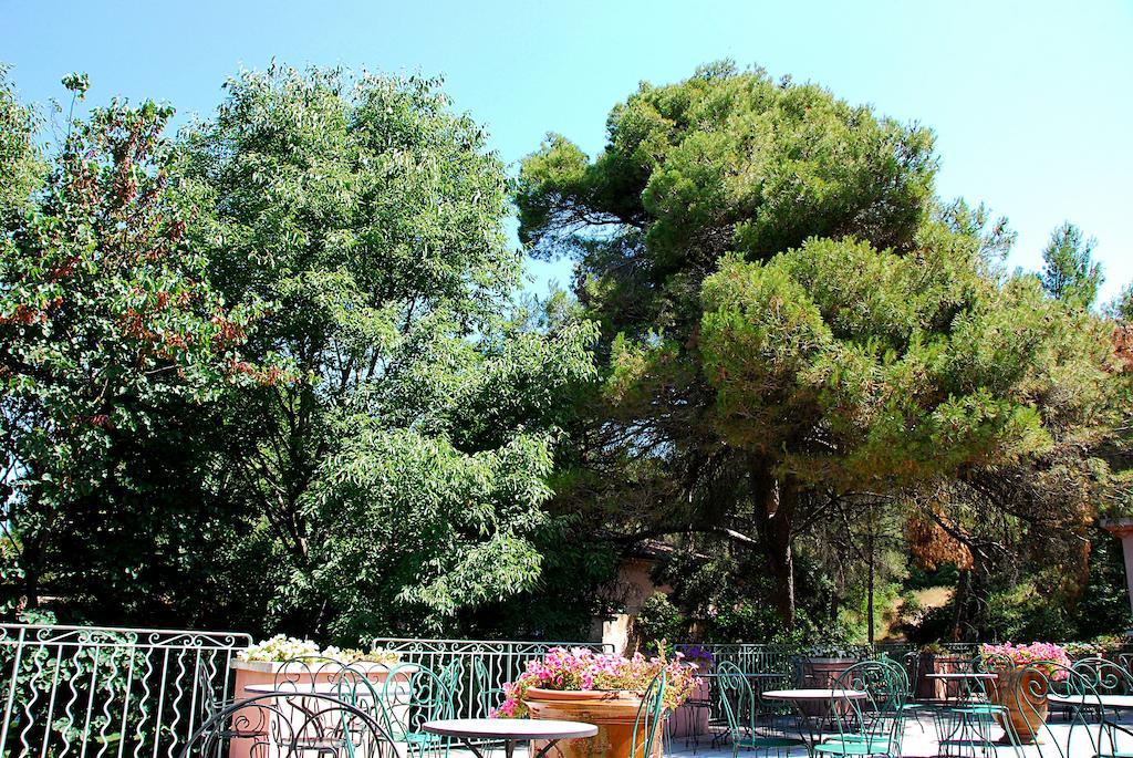 Hotel Les Mazets Des Roches Tarascon Exterior photo